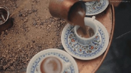 Анимация В чашку наливают кофе