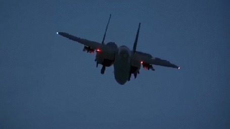 Анимация Самолеты в небе делают сложные фигуры пилотажа