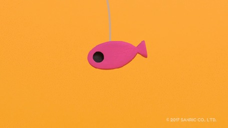 Анимация Черный котенок пытается достать розовую рыбку, привязанную к веревочке