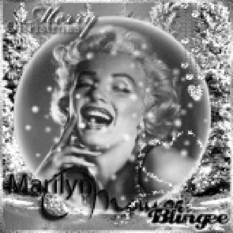 Анимация Мерилин Монро отражается в новогоднем шарике на фоне елок (Marry Christmas)