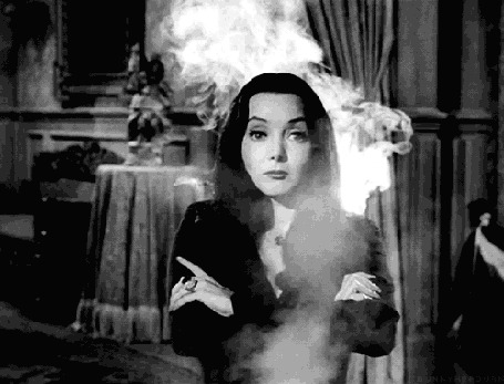 Анимация Героиня ситкома Adams Family / семейка Адамс-актриса Carolyn Sue Jones / Кэролин Джонс в своей квартире в дыму