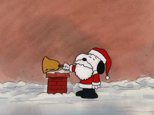 Анимация Snoopy / Снупи из серии одноименных комиксов и мультфильма в костюме Санта Клауса с колокольчиком на заснеженной крыше, гифка Snoopy / Снупи из серии одноименных комиксов и мультфильма в костюме Санта Клауса с колокольчиком на заснеженной крыше