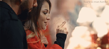 Анимация Парень стоит рядом с девушкой, которая рисует сердечко на стекле