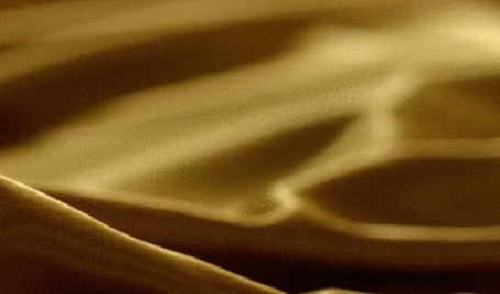 Анимация Парень нежно прикасается к телу девушки и готов ее поцеловать