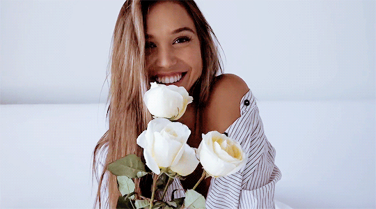 Гиф красивых девочек. Девушка улыбается. Девушка с белыми розами. Счастливая девушка с букетом. Гифки девушка с цветами.