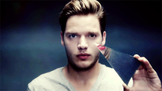Анимация Британский актер Dominic Sherwood / Доминик Шервуд и американский автор песен Taylor Swift / Тейлор Свифт в куске стекла, гифка Британский актер Dominic Sherwood / Доминик Шервуд и американский автор песен Taylor Swift / Тейлор Свифт в куске стекла