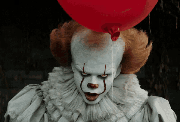 Анимация Клоун Пеннивайз / Pennywise чью роль исполнил Билл Скарсгорд / Bill SkarsgГҐrd, момент из фильма Оно / IT, когда клоун держит красный шарик и улыбается, гифка Клоун Пеннивайз / Pennywise чью роль исполнил Билл Скарсгорд / Bill SkarsgГҐrd, момент из фильма Оно / IT, когда клоун держит красный шарик и улыбается
