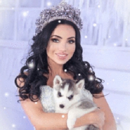 Анимация Девушка в короне с щенком в руках