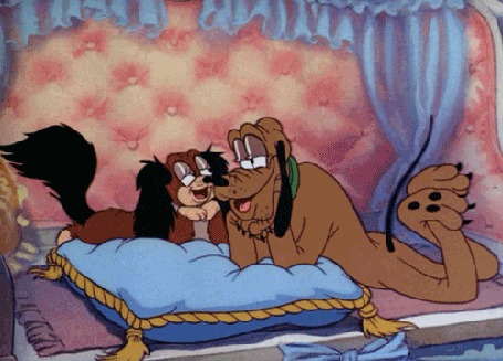 Анимация Pluto / Плуто и Dinah / Дина лежат на подушки и влюбленно смотрят друг на друга из мультсериала Mickey mouse and his friends / Микки Маус и его друзья