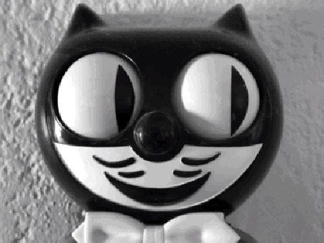 Анимация Игрушечный кот водит глазами