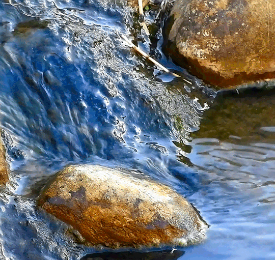 Анимация Вода стекает по камням, гифка Вода стекает по камням