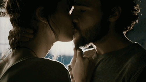 Анимация Парень целует девушку, гифка Парень целует девушку