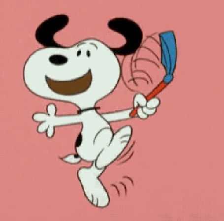 Анимация Snoopy / Снупи весело танцует с трещоткой в лапе