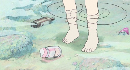 Анимация Соскэ / Sousuke поднимает со дна водоема банку, в которой застряла рыбка Поньо / Ponyo, кадры из аниме Рыбка Поньо на утесе / Gake no Ue no Ponyo