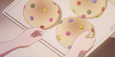Анимация Мэй Сунохара / Mei Sunohara берет с подноса печенье и кусает, на нее смотрят Томоя Окадзаки / Tomoya Okazaki и Нагиса Фурукава / Nagisa Furukawa, кадры из аниме Кланнад / Clannad