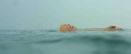 Анимация Девушка держится на воде