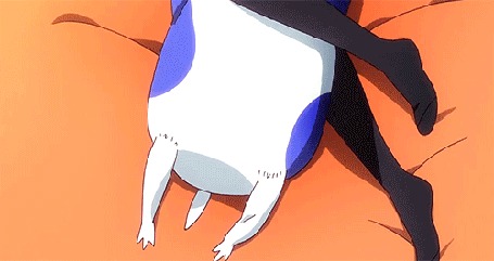 Анимация Нана Эбина / Nana Ebina из аниме Двуличная сестренка Умару! / Himouto! Umaru-chan лежит в обнимку с длиннокотом