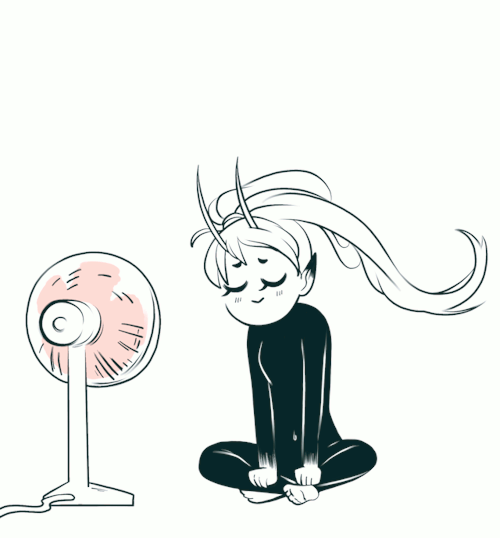 Анимация Рогатая девушка-демон сидит перед вентилятором и ее длинные волосы развеваются от потока воздуха, гифка Рогатая девушка-демон сидит перед вентилятором и ее длинные волосы развеваются от потока воздуха