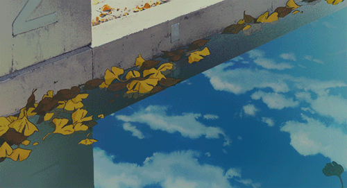Гиф анимация Желтый осенний листочек падает на водную гладь, в которой  отражается облачное небо, аниме Здесь слышен океан / Umi ga kikoeru / Ocean  Waves