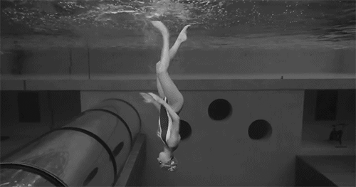 Анимация Девушка под водой кружится в танце, гифка Девушка под водой кружится в танце