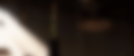 Анимация Девушка стоит под душем в лучах дневного света