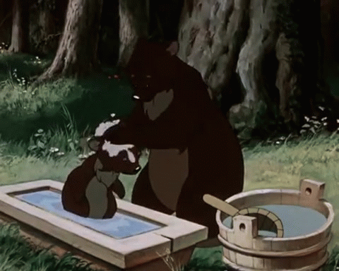 Анимация Медведица купает медвежонка, кадр из мультфильма Мойдодыр, гифка Медведица купает медвежонка, кадр из мультфильма Мойдодыр
