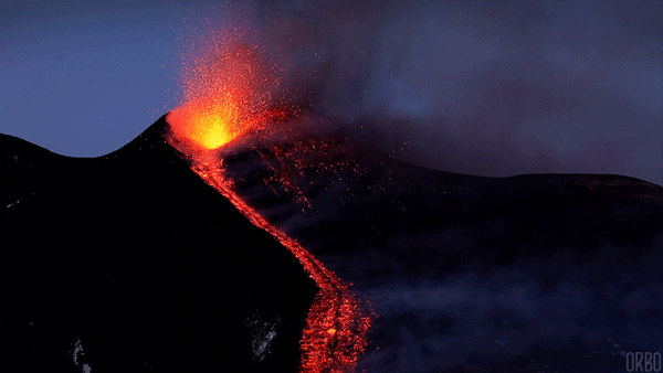 Анимация Из разгорающегося вулкана выливается лава, гифка Из разгорающегося вулкана выливается лава