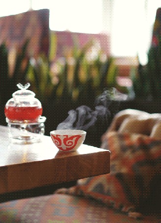 Анимация Чашка горячего чая на столе