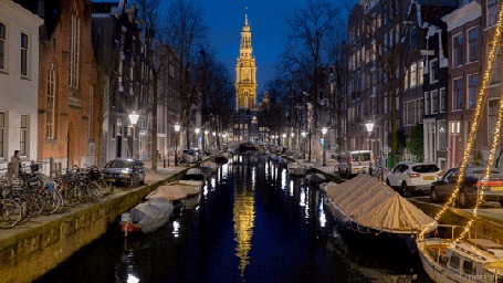 Анимация Церковь Зейдеркерк / Zuiderkerk отражается в водах канала, Амстердам / Amsterdam, Нидерланды / Netherlands