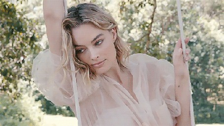 Анимация Марго Робби / Margot Robbie на качелях