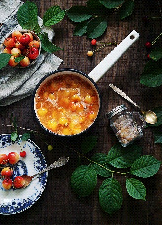 Анимация Варенье из черешни, черешни и ветки с листьями на столе, by daria khoroshavina