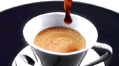 Анимация Кофе наливают в чашку