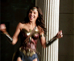 Анимация Галь Гадот / Gal Gadot в роли чудо-женщины / Wonder Woman танцует на съемочной площадке, гифка Галь Гадот / Gal Gadot в роли чудо-женщины / Wonder Woman танцует на съемочной площадке