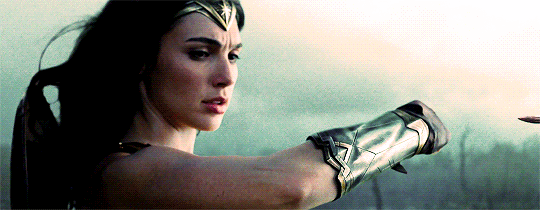 Анимация Диана отбивает рукой пулю, фильм Wonder Woman / Чудо - женщина, гифка Диана отбивает рукой пулю, фильм Wonder Woman / Чудо - женщина