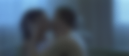 Анимация Девушка и парень целуются, находясь в ванне, гифка Девушка и парень целуются, находясь в ванне