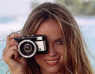 Анимация Девушка фотографирует и улыбается, гифка Девушка фотографирует и улыбается