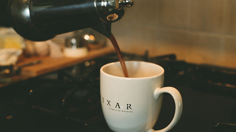 Анимация Из кофеварки в чашку льется ароматный кофе, гифка Из кофеварки в чашку льется ароматный кофе