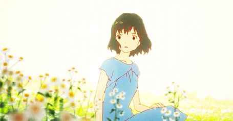 Анимация Хана / Hana из аниме Волчьи дети Амэ и Юки / Ookami Kodomo no Ame to Yuki сидит на поляне, среди цветов
