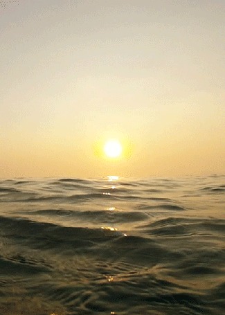 Анимация Океан или море перекатывают свои волны