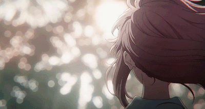 Анимация Вайолет Эвергарден / Violet Evergarden из одноименного аниме стоит на фоне салюта, гифка Вайолет Эвергарден / Violet Evergarden из одноименного аниме стоит на фоне салюта