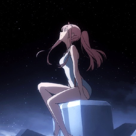 Анимация Zero Two / Ноль Два сидит на фоне ночного неба с падающими звездами, аниме Darling in the FranXX / Милый во Франкcе