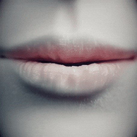 Аанимации Девушка черным языком облизывает свои бледные губы и посылает воздушный поцелуй, испаряющийся черным дымом