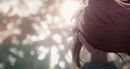 Аанимации Вайолет Эвергарден / Violet Evergarden из одноименного аниме стоит на фоне салюта