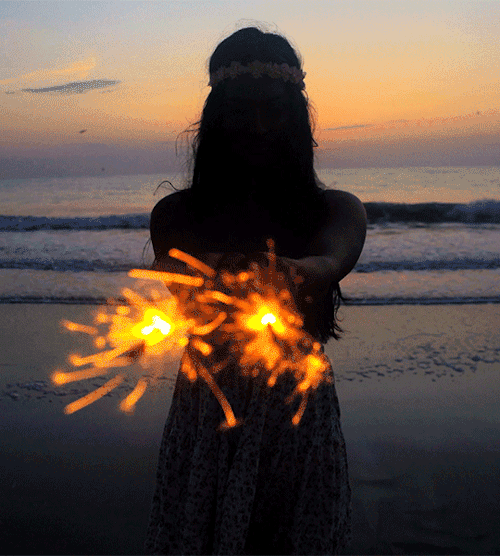 Анимация Девушка с бенгальскими огнями в руке, гифка Девушка с бенгальскими огнями в руке