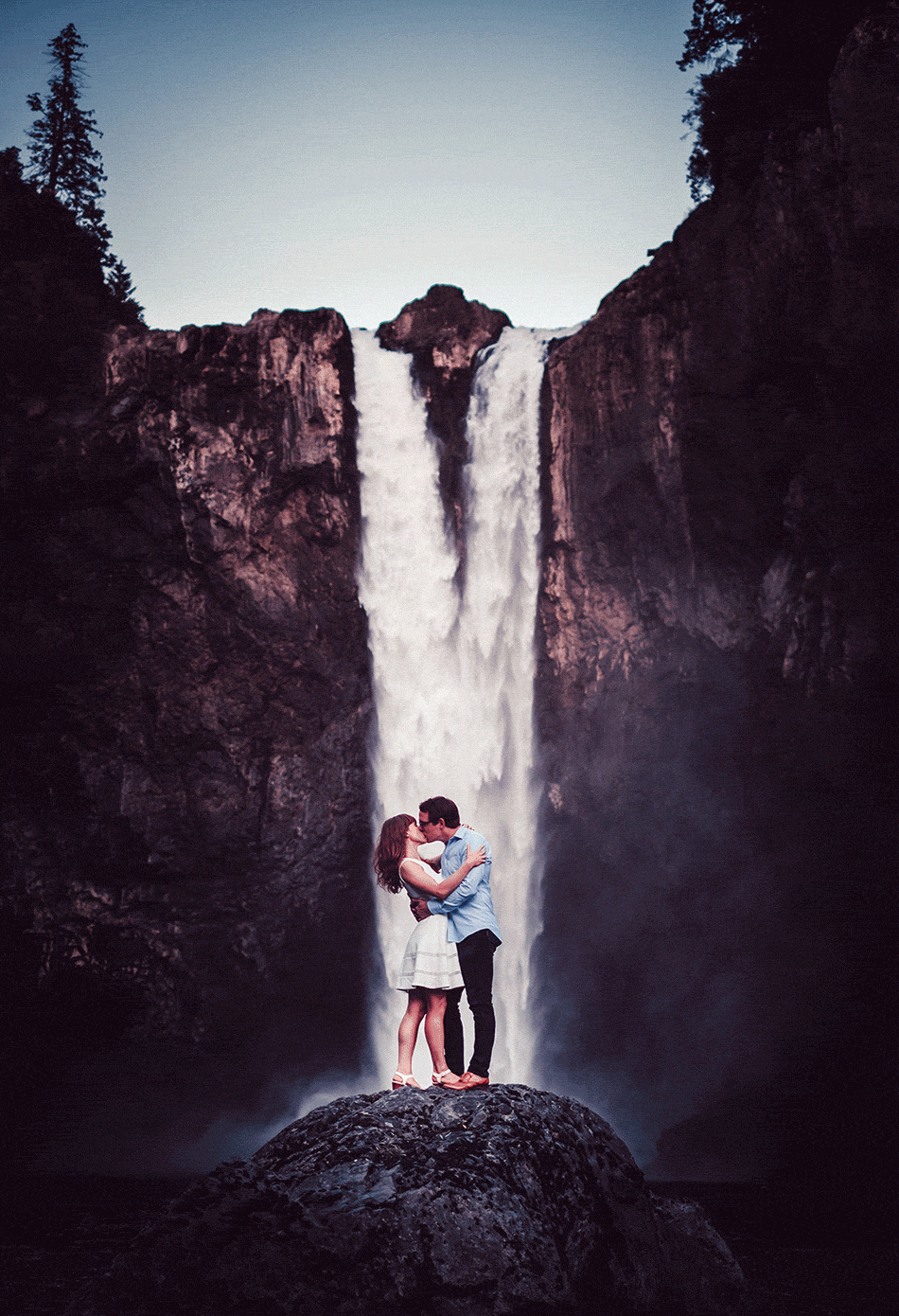 Анимация Влюбленные обнявшись стоят на фоне водопада, гифка Влюбленные обнявшись стоят на фоне водопада