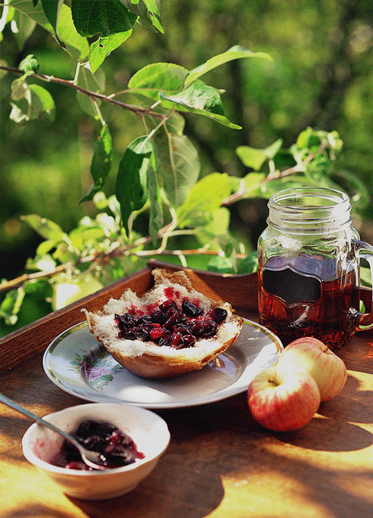 Компот думаю о завтрак. Чаепитие на природе. Чаепитие в саду. Варенье. Чай с ягодами.