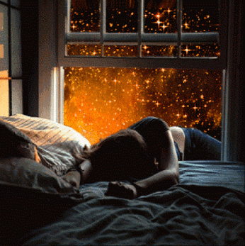 Анимация Девушка лежит на постели перед окном с сияющим ночным небом, гифка Девушка лежит на постели перед окном с сияющим ночным небом