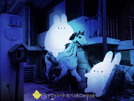 Анимация Чудик сидит на игрушечной лошади перед другим чудиком, by Yoyo the Ricecorpse