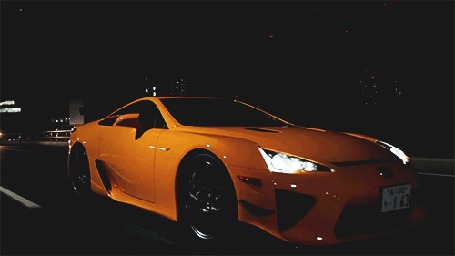 Анимация Автомобиль Lexus LFA едет по ночной дороге