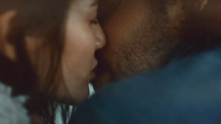 Анимация Парень с девушкой целуются